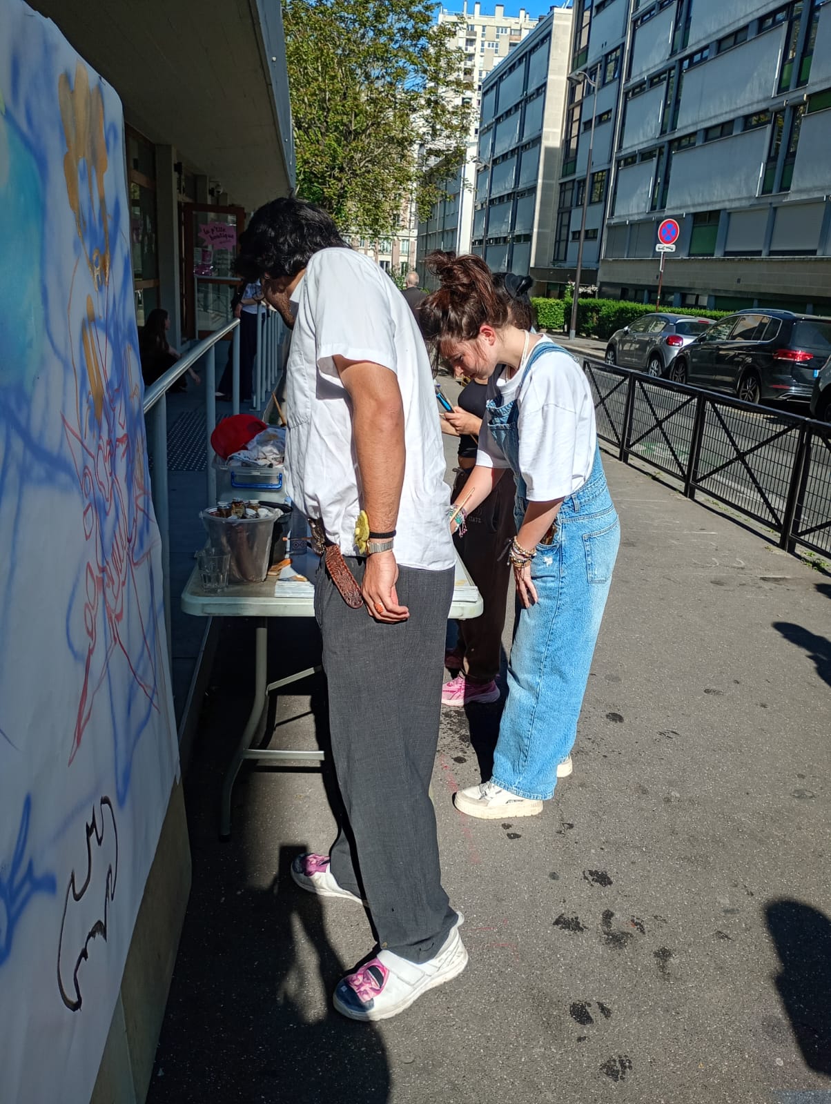 Jeunes autour d une fresque peinte lors d un atelier d expression artistique