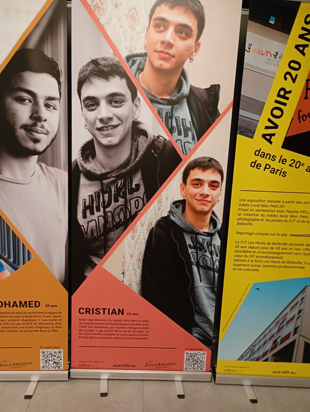 Panneaux de l exposition de portraits Avoir 20 ans dans le 20e