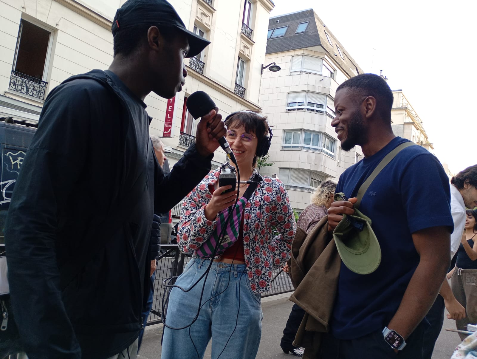 Deux jeunes interviewes au micro dans la rue pendant le festival