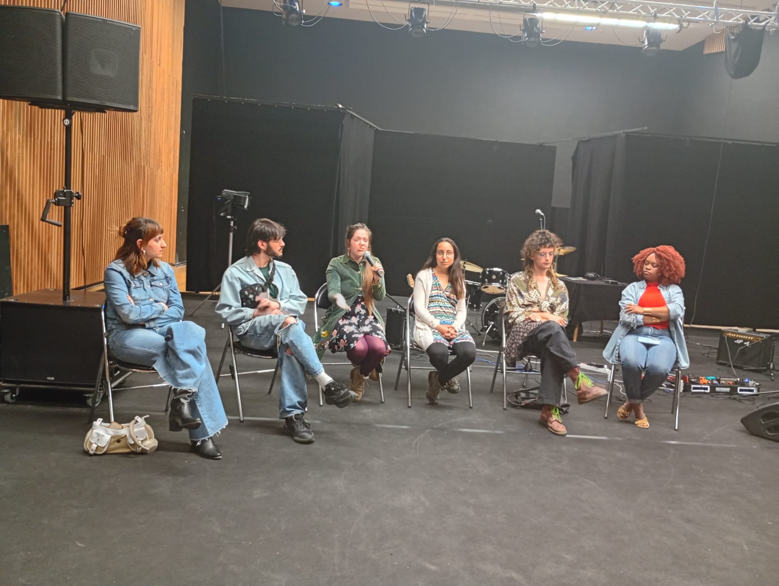 Table ronde La confiance en la jeunesse au coeur de la democratie, six jeunes assis sur scene a la MJC des Hauts de Belleville